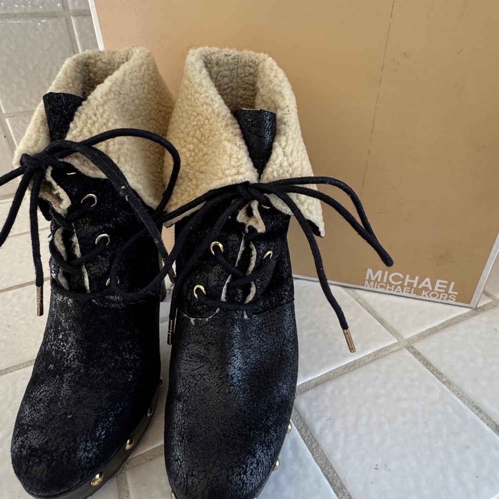 MICHAEL Michael Kors Black Lace-Up Platform Ankle Boots with Shearling Cuff - Picture 6 of 7